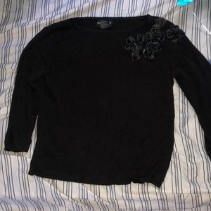 Sweater type shirt  flowers and sequins on